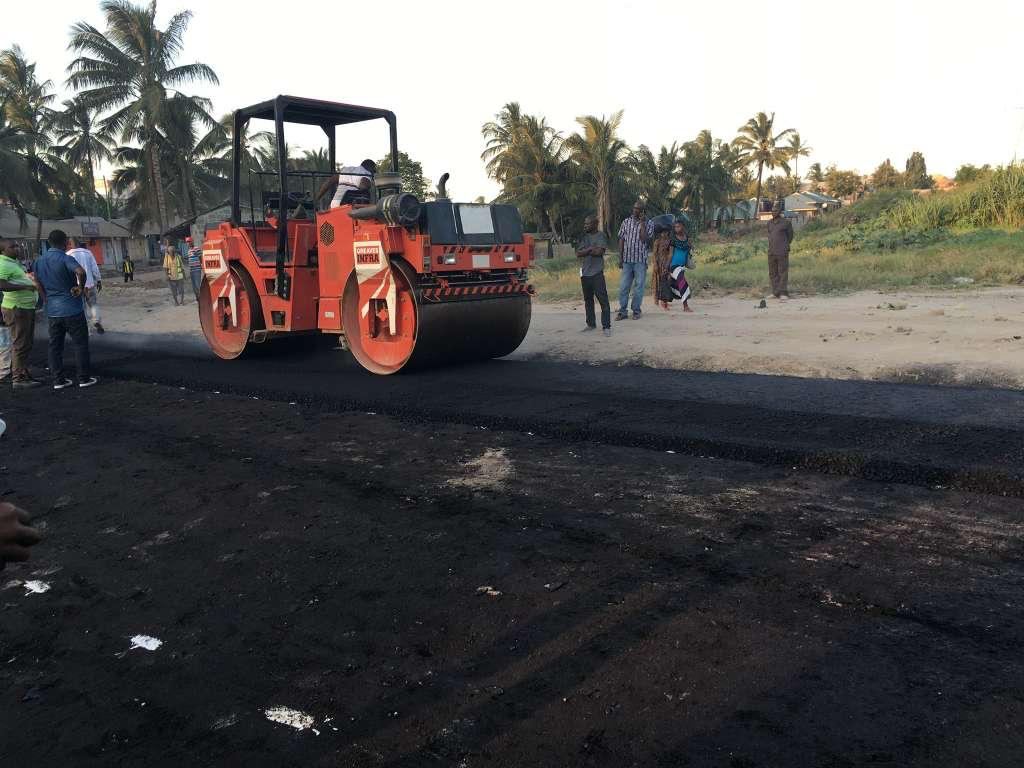 Rolling the surface course